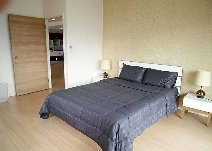 Spacious 3b3b Middle Of Near Embassy 酒店 4*