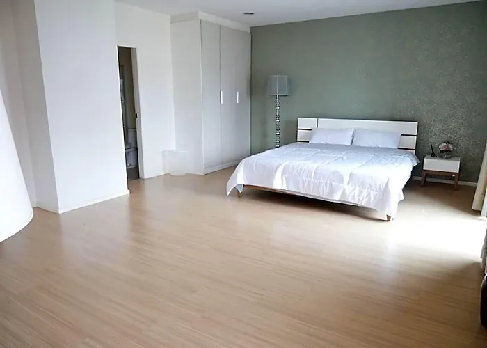 Spacious 3b3b Middle Of Near Embassy 曼谷